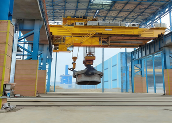 YZ casting crane for molten metal handling