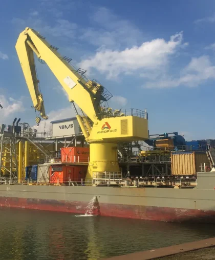19be75cc195971a178cdb1a02469d64b marine deck crane installed on offshore vessel for cargo lifting